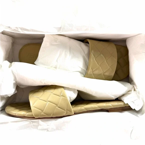 BOTTEGA VENETA INTL SARL LUXEMBOURG AMY FLAT SANDAL Size 8-8.5 W Retail $890.0 - Picture 2 of 7